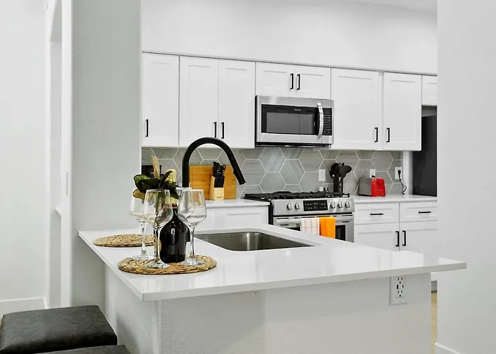 Cozysuites By The Stadium W Pool 07 Glendale